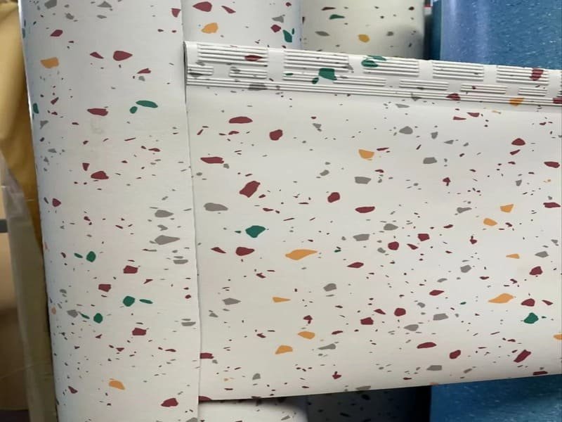 Pose progressive du revêtement de sol en PVC dans un hôpital